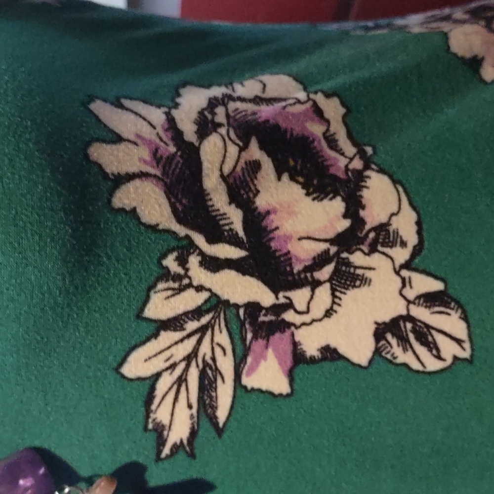 Spring/Summer Eye Candy Essentials Floral Green Women's Top with Necklace - Picture 11 of 12